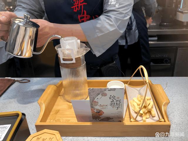 武汉首家“小神闲茶馆”开业,茶颜悦色:可以容纳四五十人,主推挂耳手冲茶等茶饮(图2)